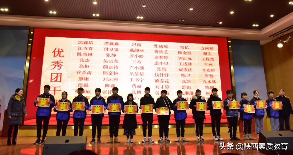 学校休业式,每个孩子捧回的不仅是奖状,更是成长的印记 学校休业式,每个孩子捧回的不仅是奖状,更是成长的印记